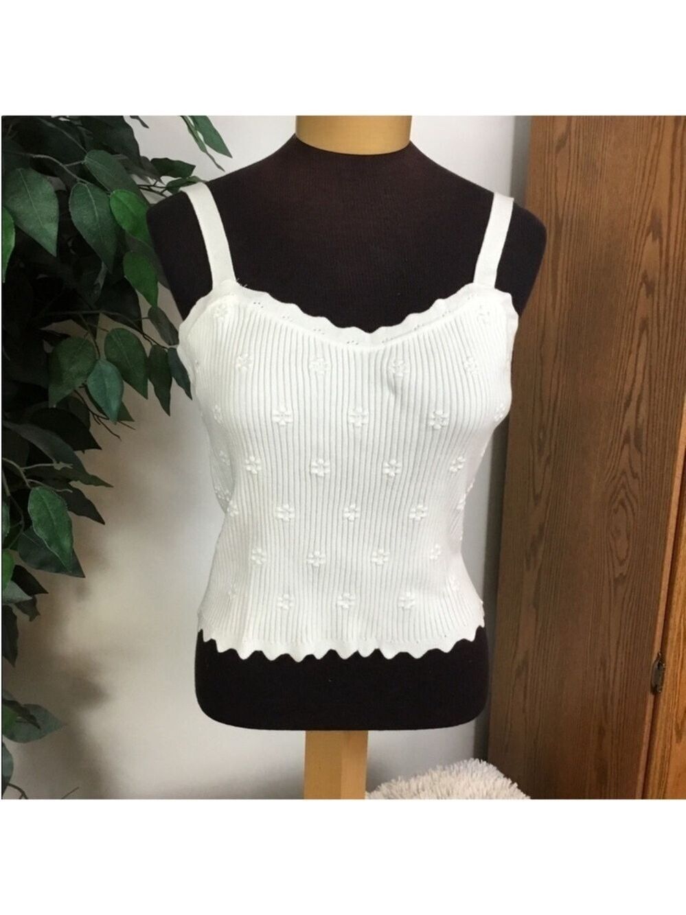 SO raised floral cropped top Womans Juniors XL ribbed material white